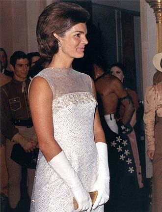 330px-jacqueline_kennedy_after_state_dinner_22_may_1962-8288689