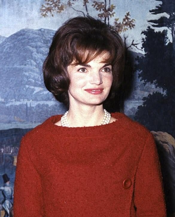 mrs_kennedy_in_the_diplomatic_reception_room_cropped-8054913