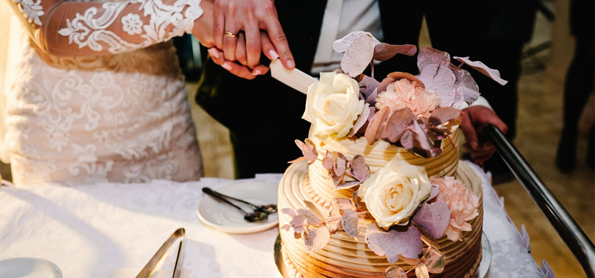 brideandagroomiscuttingtheirrusticweddingcake