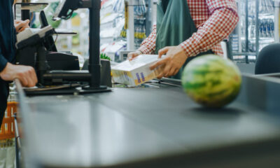 atthesupermarketcheckoutcounterhandsofthecashierscans