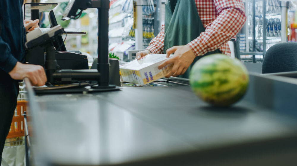 atthesupermarketcheckoutcounterhandsofthecashierscans